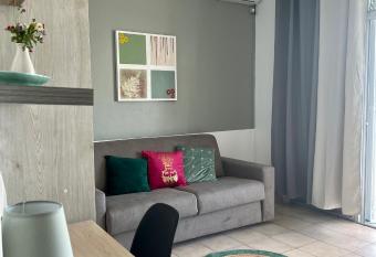 Jolie chambre cosy et moderne allows 18 year olds to book a room