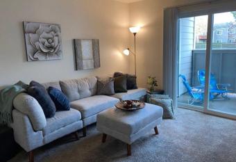 Holiday Special! Lovely 1 bedroom unit with pool has Balcony rooms