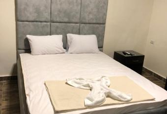 Appartment down town has rooms with a private hot tub