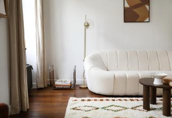 Duplex de charme, Coeur de ville, Rueil Malmaison allows 18 year olds to book a room