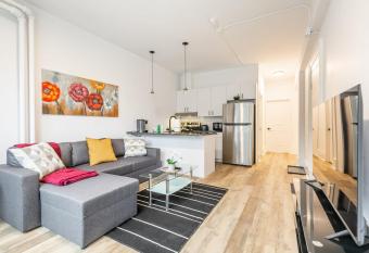 1BR Apt with Queen Bed & Netflix-Prime Location allows 18 year olds to book a room