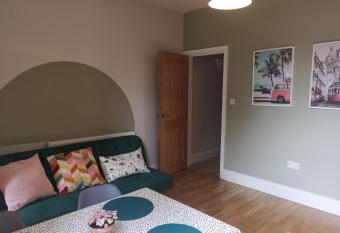 La La land Derby Pride Park 4 bedrooms 7 beds Ideal for contractor & family Group allows 18 year olds to book a room