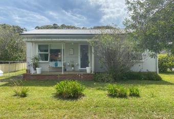 Shalom Beach Cottage - Free Wifi - 300m to beach allows 18 year olds to book a room