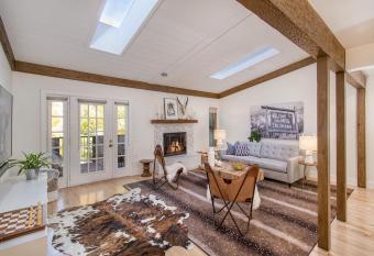 Updated Modern 3BR Across Street from Free Bus has Balcony rooms