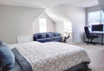 Private big room with private full bath has Balcony rooms