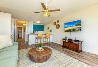 Close to the ocean shops restaurants and surf lessons MV2223 has Balcony rooms