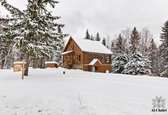 La Chouette Chalet avec Spa has rooms with a private hot tub