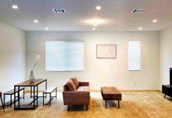 Stylish 3-BD house with parking allows 18 year olds to book a room