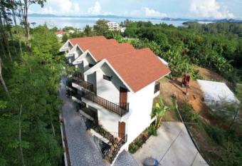 White Seaview Hotel has Smoking/Balcony rooms