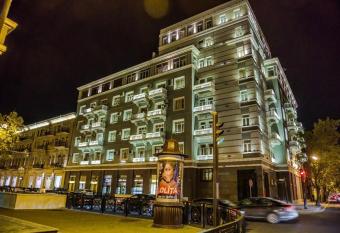 Apartment on metro Sahil has rooms with a private hot tub