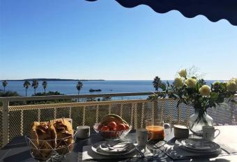 Croisette immo 2 chambre Avenue Laugier Cannes allows 18 year olds to book a room