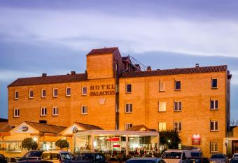 Hotel Palacios allows 18 year olds to book a room