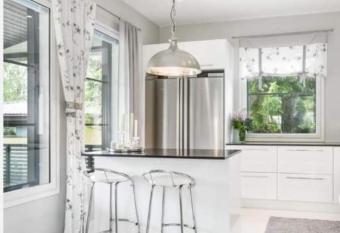 Hienoa talo porealtaalla l  hell   Helsinki   ja lentokentt     has rooms with a private hot tub