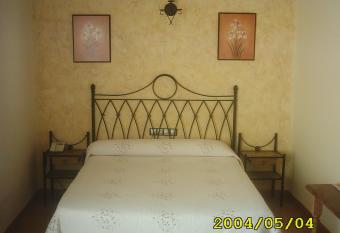 Hotel Rural Llano Pi  a has rooms with a private hot tub