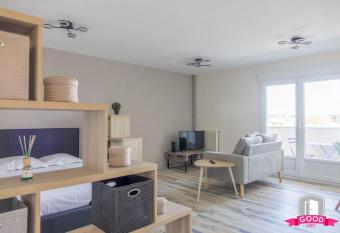 Studio du Parc has Balcony rooms