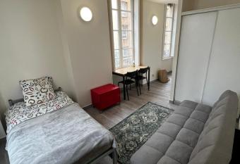 COSY TOUT CONFORT PROCHE GARE allows 18 year olds to book a room