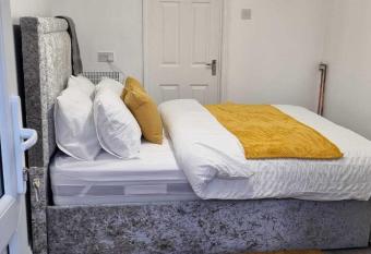 1 bed studio allows 18 year olds to book a room