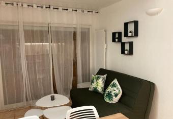 Appartement Type 2 de 40m2 avec spa privatif allows 18 year olds to book a room