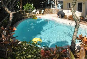 Treasure Island Beach Retreat Sleeps Up To 13 has Balcony rooms