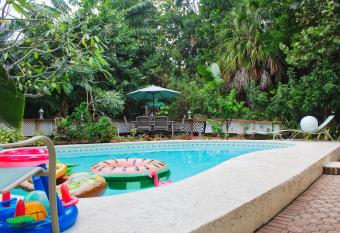 Treasure Island Beach Retreat Sleeps Up To 4 has Balcony rooms