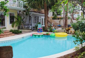 Treasure Island Beach Retreat Sleeps Up To 15 has Balcony rooms
