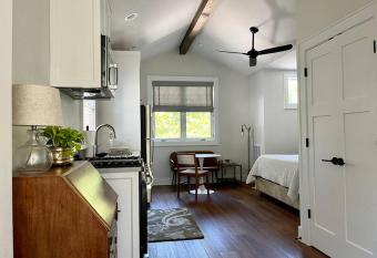 *Boutique Woodview Walk Up Apartment* allows 18 year olds to book a room