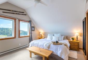 The Summit I HotTub I Patio & BBQ I Fireplace I TV has Balcony rooms