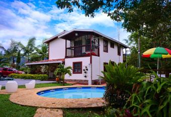 Finca en Guatap   a solo minutos de la piedra, con Jacuzzi & piscina has rooms with a private hot tub