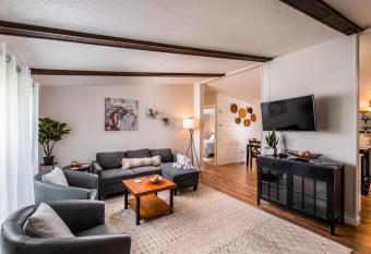 Renovated Bungalow Getaway has Balcony rooms