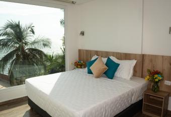 Hotel Caribbean Cartagena has rooms with a private hot tub