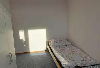 Niedostrzegalny Hostel has Balcony rooms