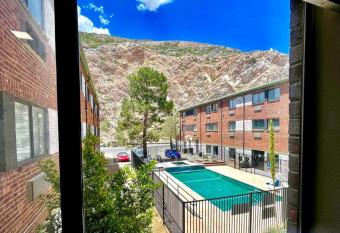 Franklin Mountains Views has rooms with a private hot tub