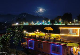 Houseboat Karima palace has Balcony rooms