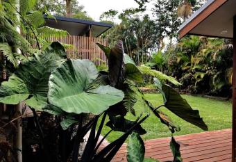 Tropical Byron Bay house has Balcony rooms