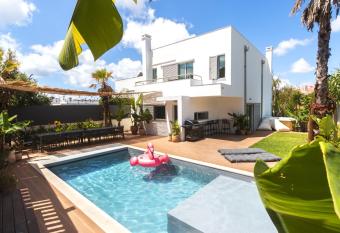 Beach Villa - 16min to Downtown - 30 PPL has rooms with a private hot tub