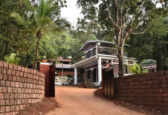 Pathak Happy Trails, Dapoli has Balcony rooms