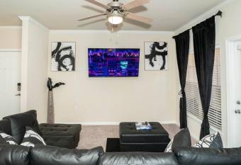 Beautiful 2bd/1ba- South Tampa Area! Close to Downtown/ Raymond James Stadium has Balcony rooms