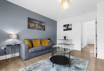 CV1 Exclusive Contractors & Travellers Home 5 min to Ricoh Arena 5 mins to City Centre 2x FREE Car Parking Spaces Free WIFI Free NETFLIX Sleeps 8 allows 18 year olds to book a room