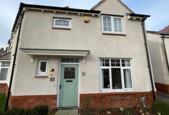 St Andrews House By MGroupSA - Free Parking 4 bed House allows 18 year olds to book a room