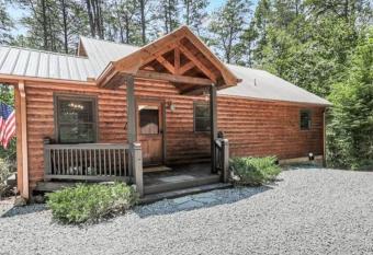 Cozy Cabin in The Woods has Balcony rooms