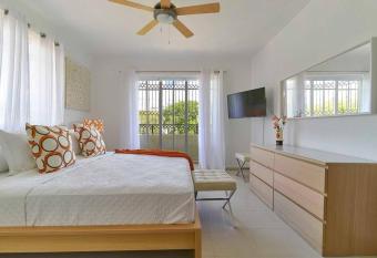 Oasis in front of the PARK/ 3BR W/ FAMILY ROOM + STUDY allows 18 year olds to book a room