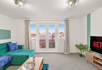 Modern and Cosy 4 Bed House in Peterborough allows 18 year olds to book a room