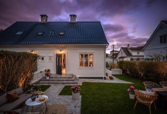 Moderne Bergenshus med privat hage og parkering allows 18 year olds to book a room