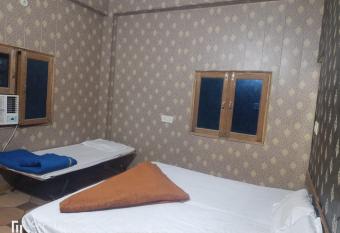 Aanand Guest House has Balcony rooms