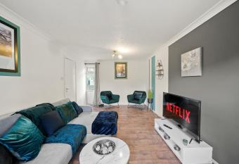 Modern Style 3 Bed in Peterborough allows 18 year olds to book a room