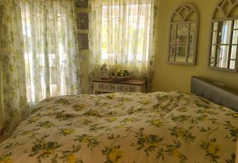 Ch  teau Ang  lique has rooms with a private hot tub