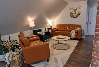 Saco Riverside Apt Modern & Cozy 3 bedroom 3rd flr allows 18 year olds to book a room