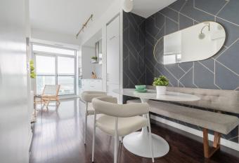 Downtown Toronto Condo Step to CN Tower ,Scotiabank Arena .Union Station has rooms with a private hot tub