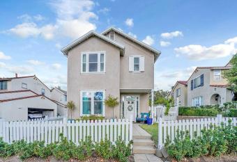 King-30min to Airport-Self Check In-Parking-367Mbps allows 18 year olds to book a room