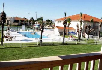 Keep Palm and Carry On - 5 min walk to beach has rooms with a private hot tub